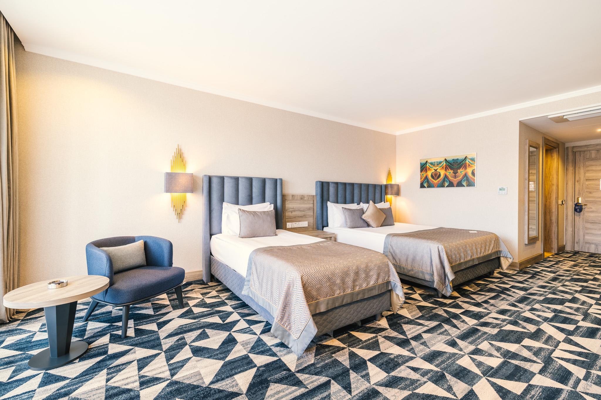 En fazla 3 yetişkin + 1 çocuk veya 2 yetişkin + 2 çocuk.