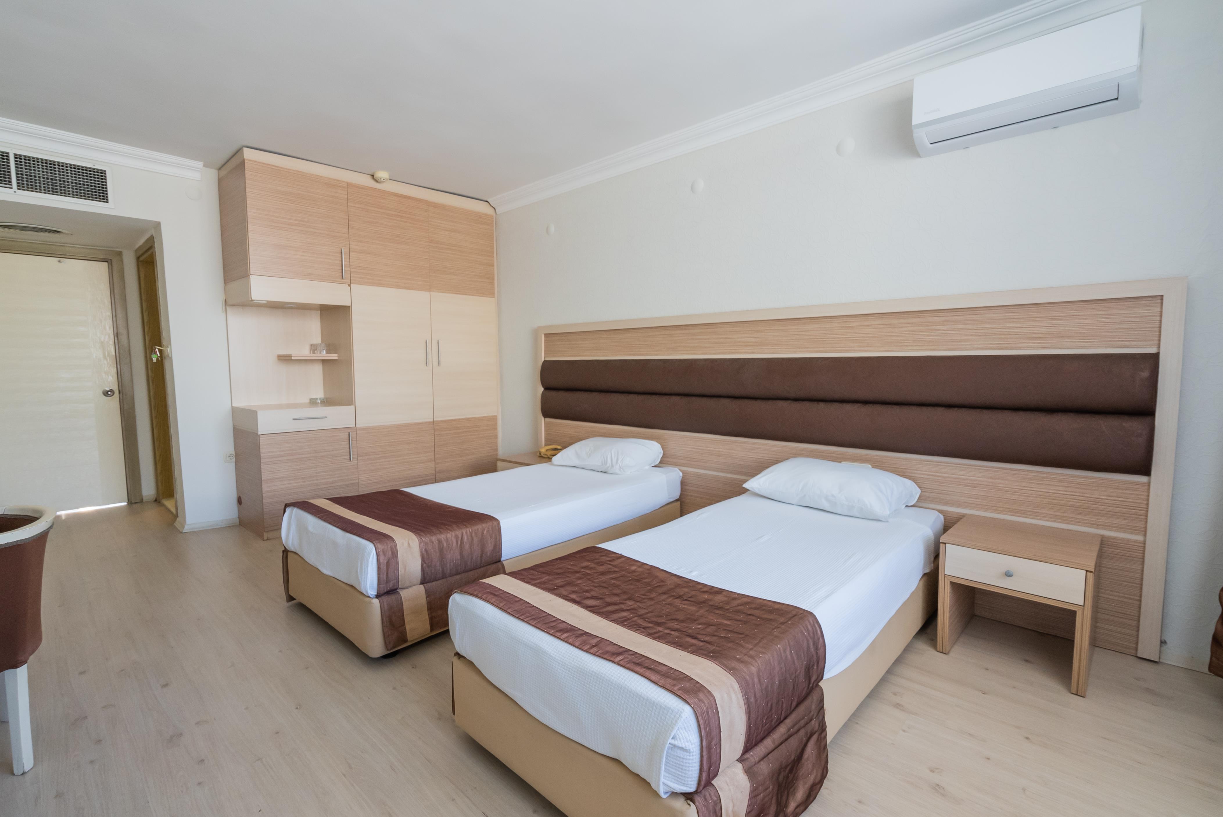 En fazla 3 yetişkin veya 2 yetişkin + 1 çocuk.