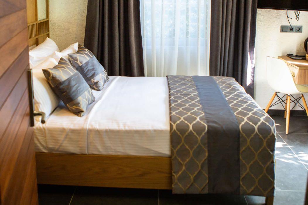 En fazla 2 yetişkin.