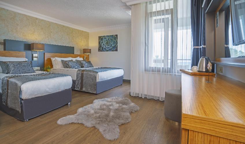 En fazla 3 yetişkin + 1 bebek (0-2 yaş).