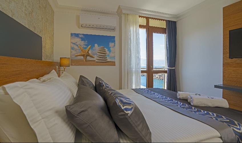 En fazla 2 yetişkin + 1 çocuk + 1 bebek (0-2 yaş) veya 1 yetişkin + 1 çocuk + 1 bebek (0-2 yaş).