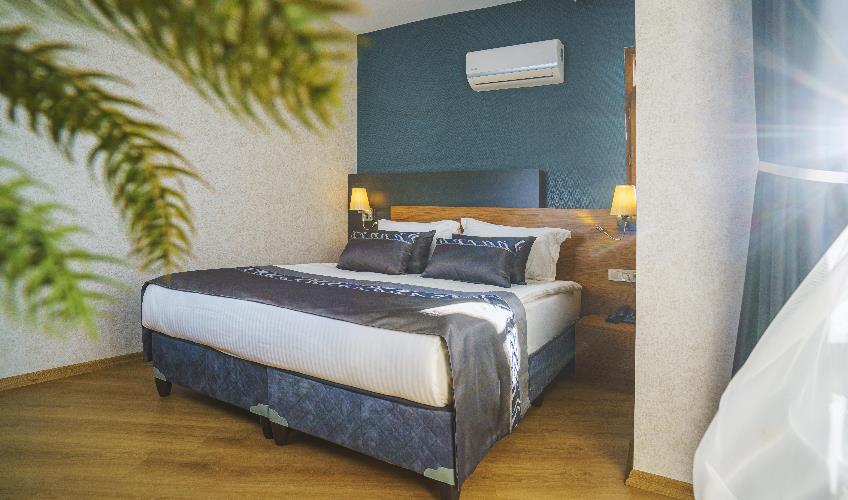 En fazla 2 yetişkin + 1 çocuk + 1 bebek (0-2 yaş) veya 1 yetişkin + 1 çocuk + 1 bebek (0-2 yaş).