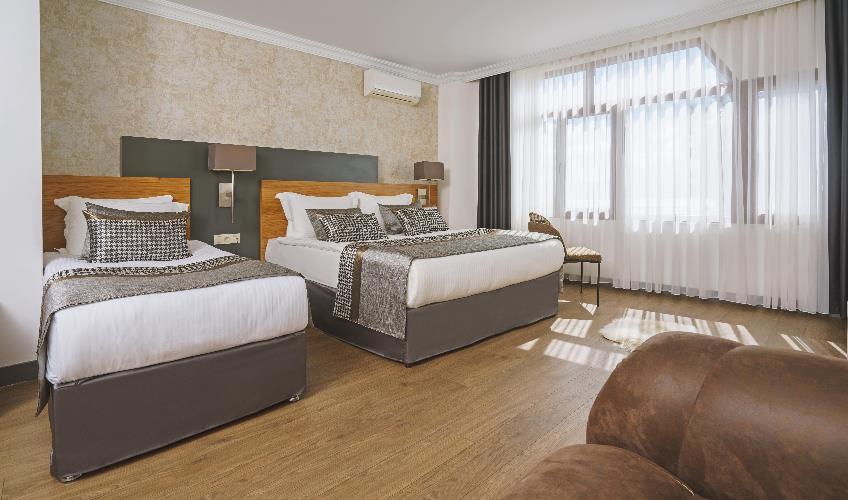 En fazla 3 yetişkin + 1 bebek (0-2 yaş).