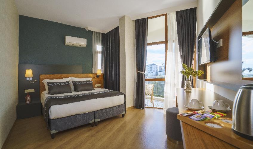 En fazla 2 yetişkin + 1 çocuk + 1 bebek (0-2 yaş) veya 1 yetişkin + 1 çocuk + 1 bebek (0-2 yaş).