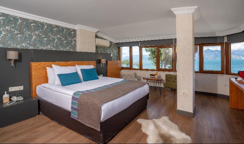 En fazla 2 yetişkin + 1 bebek (0-2 yaş).