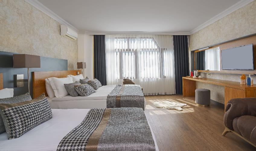 En fazla 3 yetişkin + 1 çocuk veya 2 yetişkin + 1 çocuk.