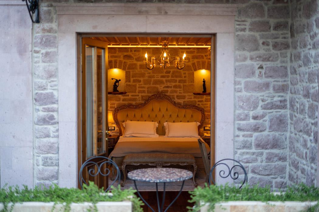 En fazla 3 yetişkin.