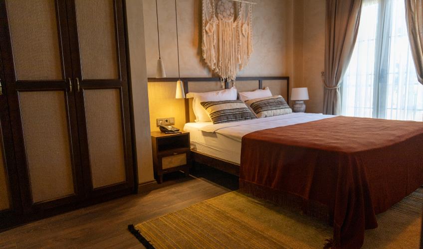 En fazla 3 yetişkin.