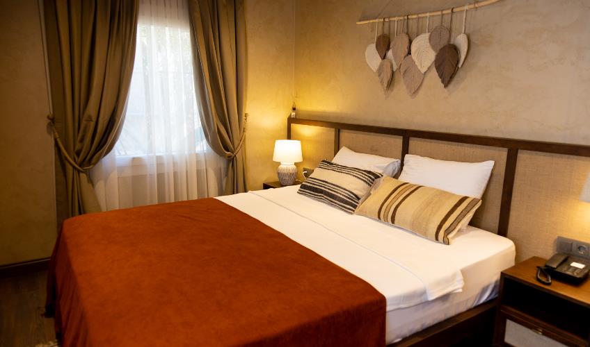 En fazla 2 yetişkin.