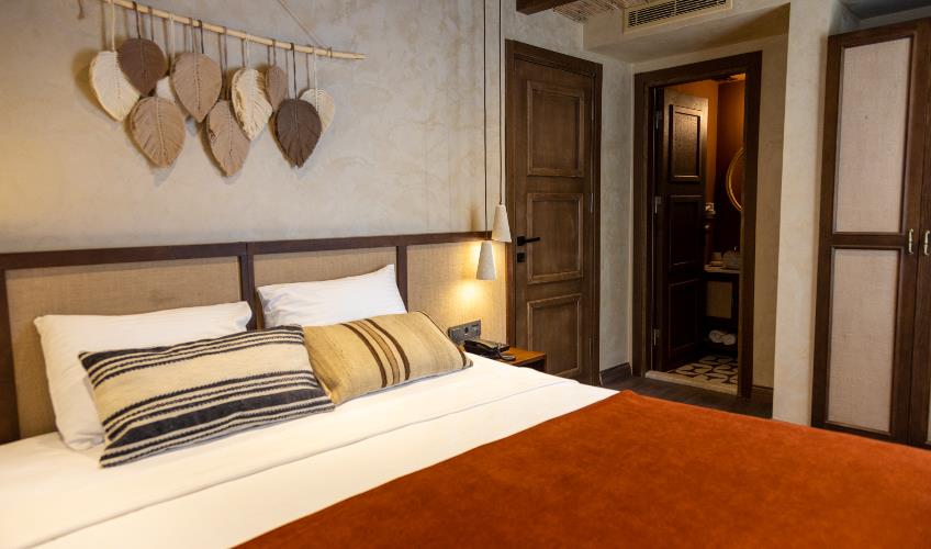 En fazla 2 yetişkin.