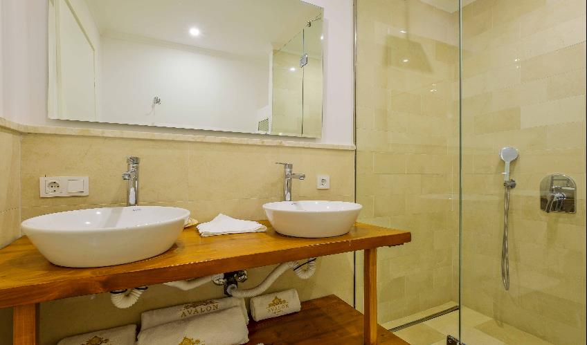 En fazla 2 yetişkin.