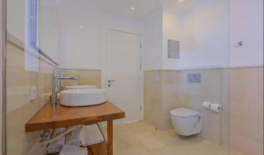 En fazla 2 yetişkin.