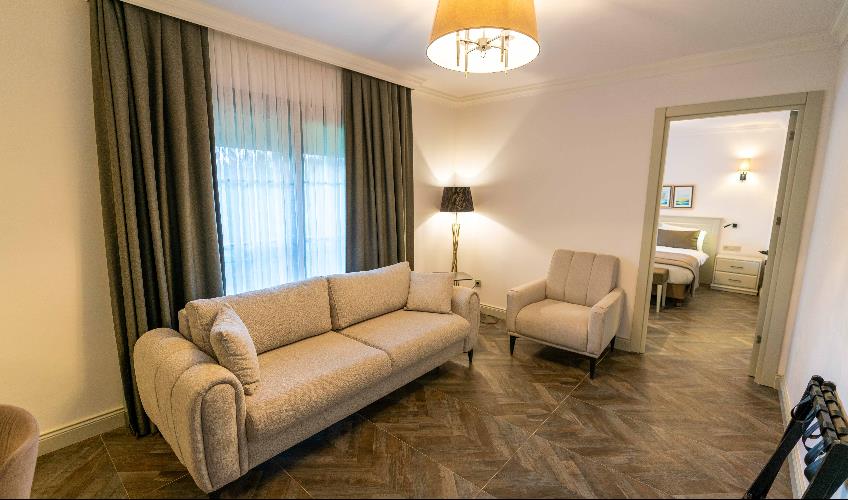 En fazla 3 yetişkin + 1 çocuk + 1 bebek (0-2 yaş) veya 2 yetişkin + 1 çocuk + 1 bebek (0-2 yaş).