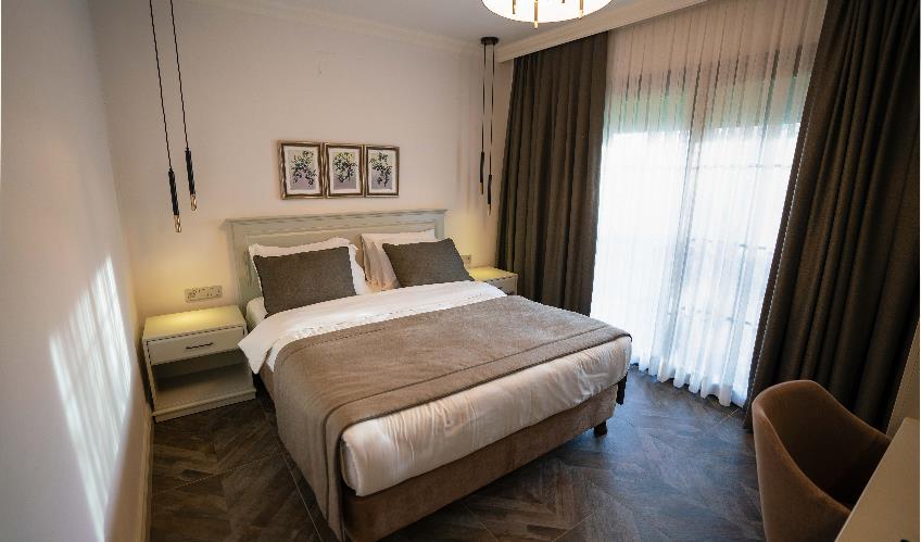 En fazla 2 yetişkin.