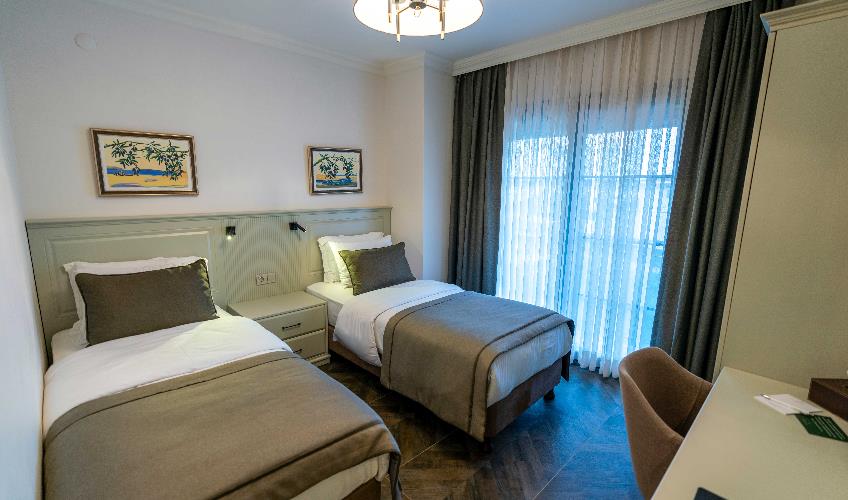 En fazla 2 yetişkin.