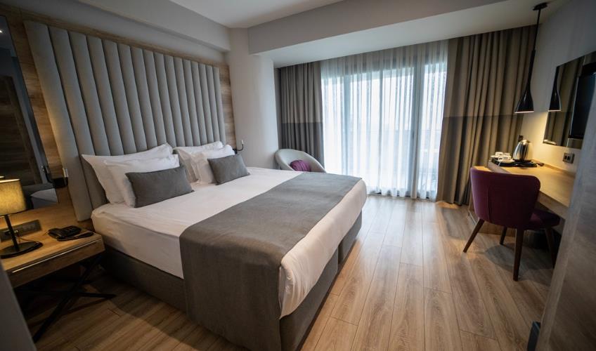 En az 2 yetişkin, En fazla 4 yetişkin + 1 bebek (0-2 yaş) veya 3 yetişkin + 1 çocuk + 1 bebek (0-2 yaş).