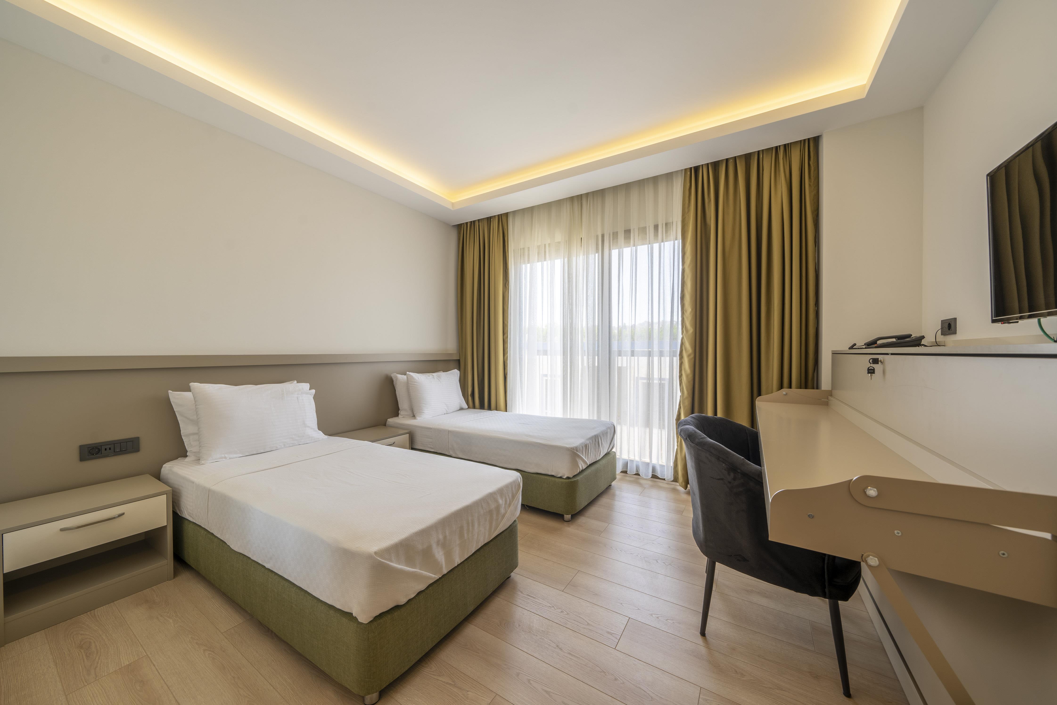 En fazla 2 yetişkin + 1 bebek (0-2 yaş) veya 1 yetişkin + 1 çocuk + 1 bebek (0-2 yaş).