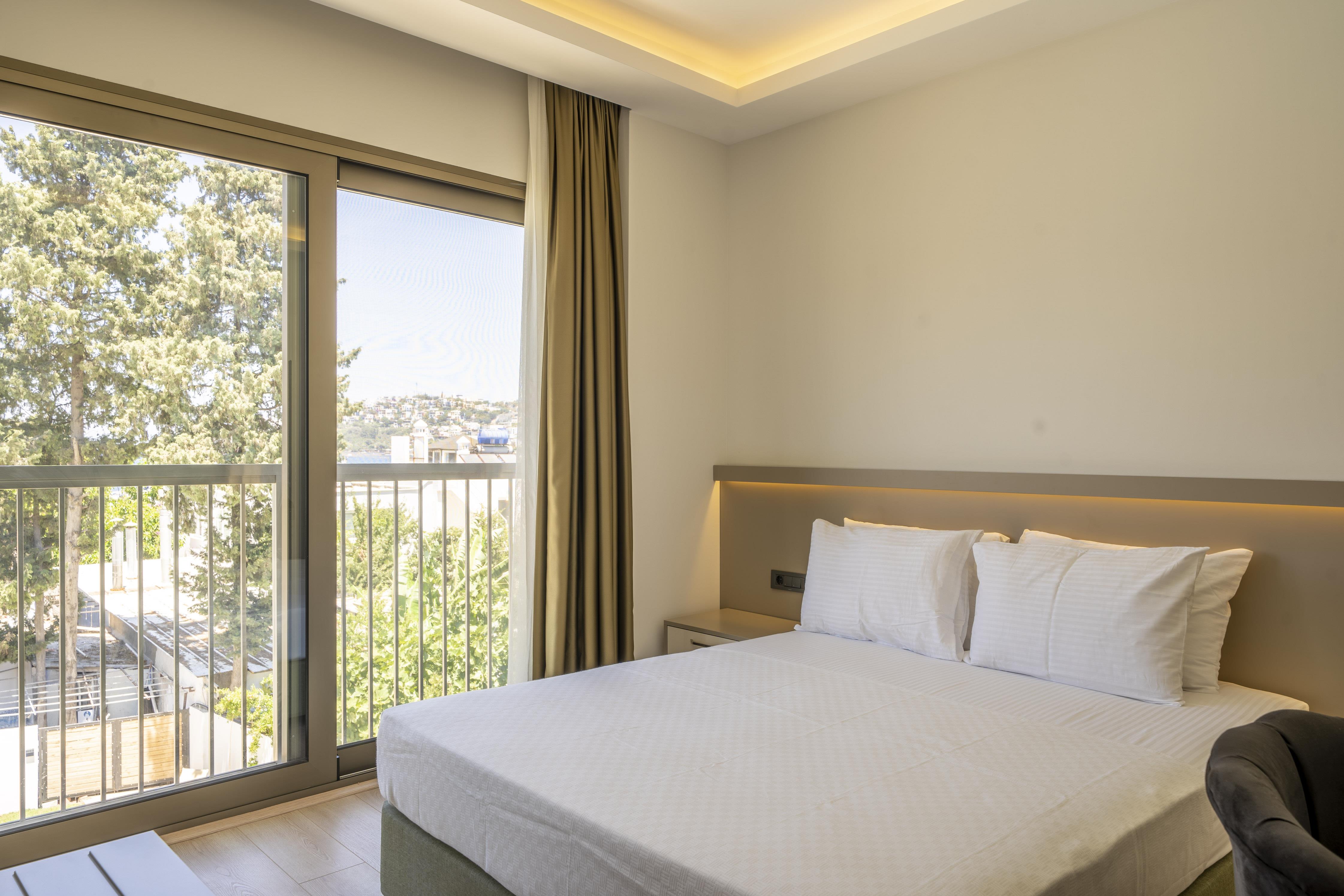 En fazla 2 yetişkin + 1 bebek (0-2 yaş) veya 1 yetişkin + 1 çocuk + 1 bebek (0-2 yaş).