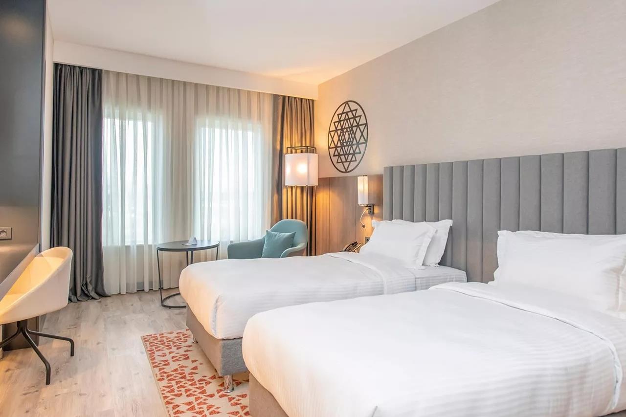 En fazla 3 yetişkin veya 2 yetişkin + 1 çocuk.