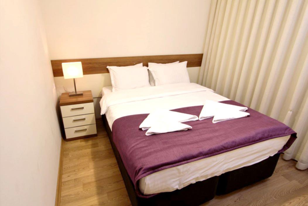 En fazla 2 yetişkin.