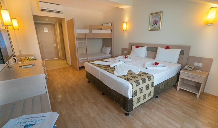 En fazla 3 yetişkin + 1 bebek (0-2 yaş) veya 2 yetişkin + 1 çocuk + 1 bebek (0-2 yaş).