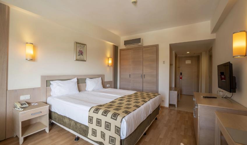 En fazla 3 yetişkin veya 2 yetişkin + 1 çocuk.