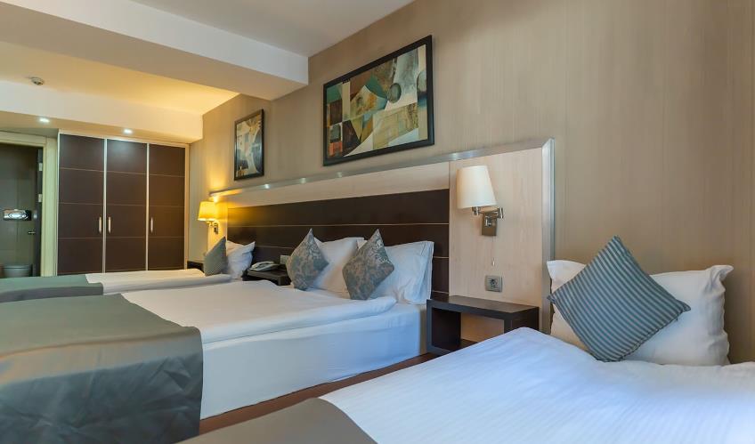 En fazla 2 yetişkin + 1 çocuk + 1 bebek (0-2 yaş) veya 1 yetişkin + 2 çocuk + 1 bebek (0-2 yaş).