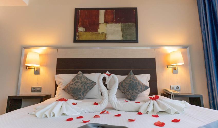 En fazla 2 yetişkin + 1 çocuk + 1 bebek (0-2 yaş) veya 1 yetişkin + 2 çocuk + 1 bebek (0-2 yaş).