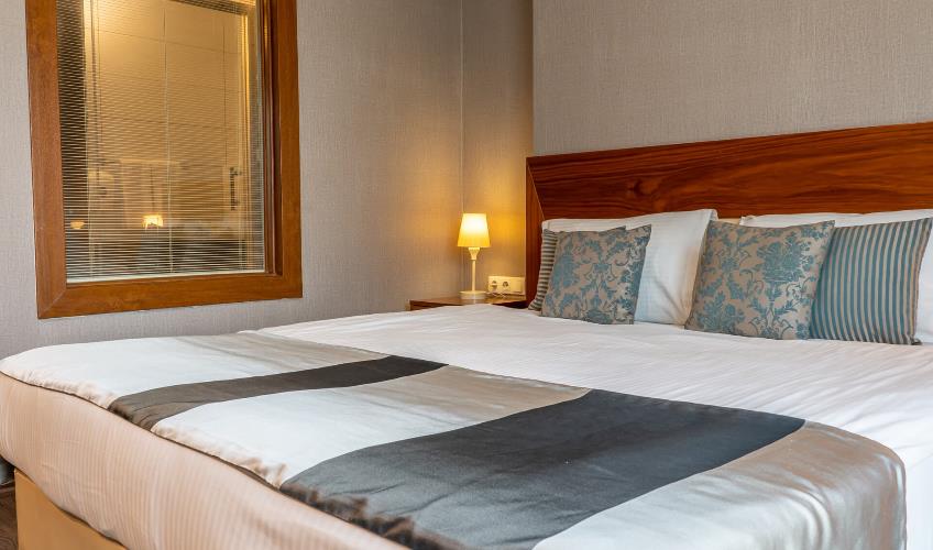 En fazla 2 yetişkin + 1 çocuk + 1 bebek (0-2 yaş) veya 1 yetişkin + 2 çocuk + 1 bebek (0-2 yaş).