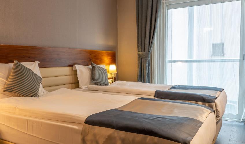 En fazla 2 yetişkin + 1 bebek (0-2 yaş) veya 1 yetişkin + 1 çocuk + 1 bebek (0-2 yaş).