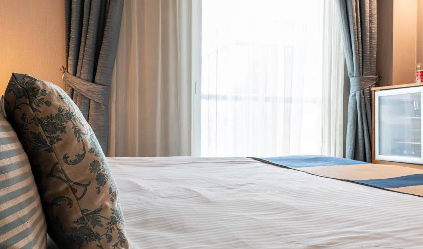 En fazla 2 yetişkin + 1 çocuk + 1 bebek (0-2 yaş) veya 1 yetişkin + 2 çocuk + 1 bebek (0-2 yaş).