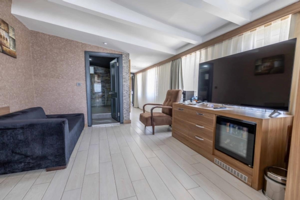 En az 2 yetişkin, En fazla 4 yetişkin veya 3 yetişkin + 1 çocuk.