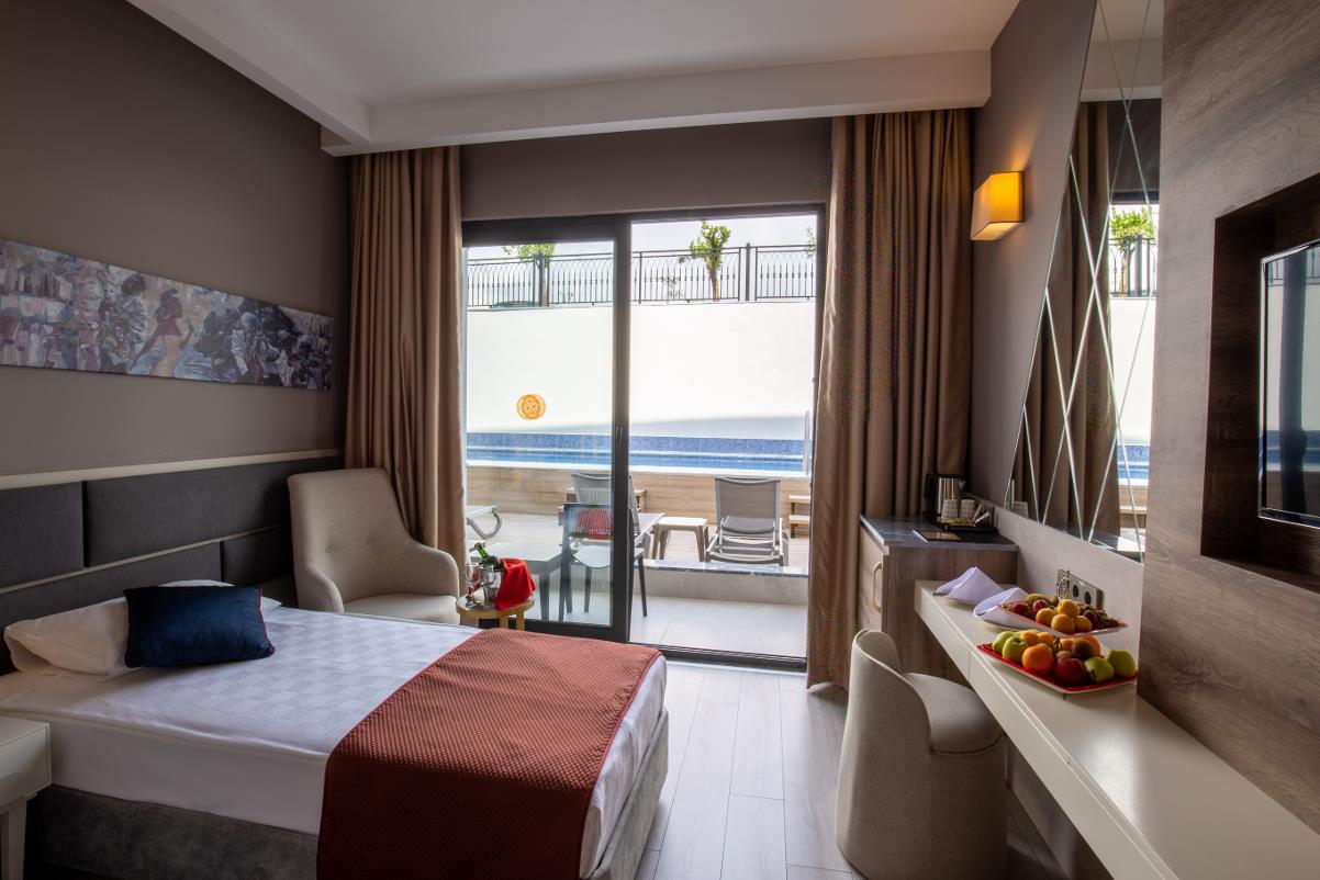 En fazla 3 yetişkin.