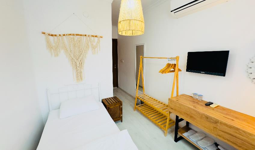 En fazla 1 yetişkin + 1 bebek (0-2 yaş).