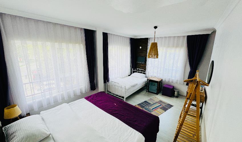 En fazla 2 yetişkin + 1 çocuk + 1 bebek (0-2 yaş) veya 1 yetişkin + 1 çocuk + 1 bebek (0-2 yaş).