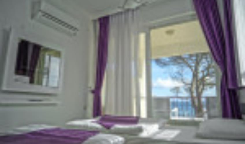 En fazla 1 yetişkin + 1 bebek (0-2 yaş).