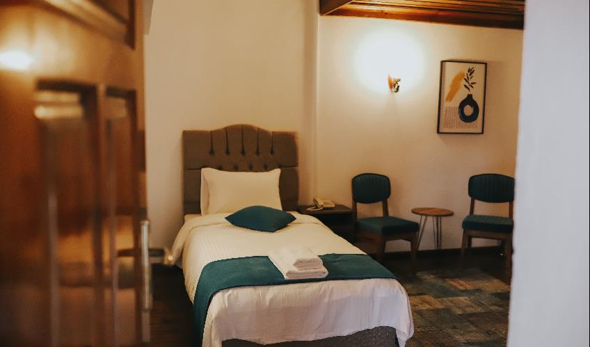 En fazla 3 yetişkin.