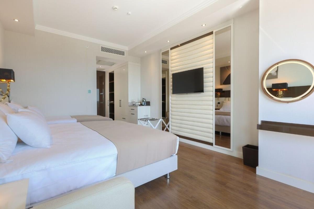 En fazla 3 yetişkin veya 2 yetişkin + 1 çocuk.