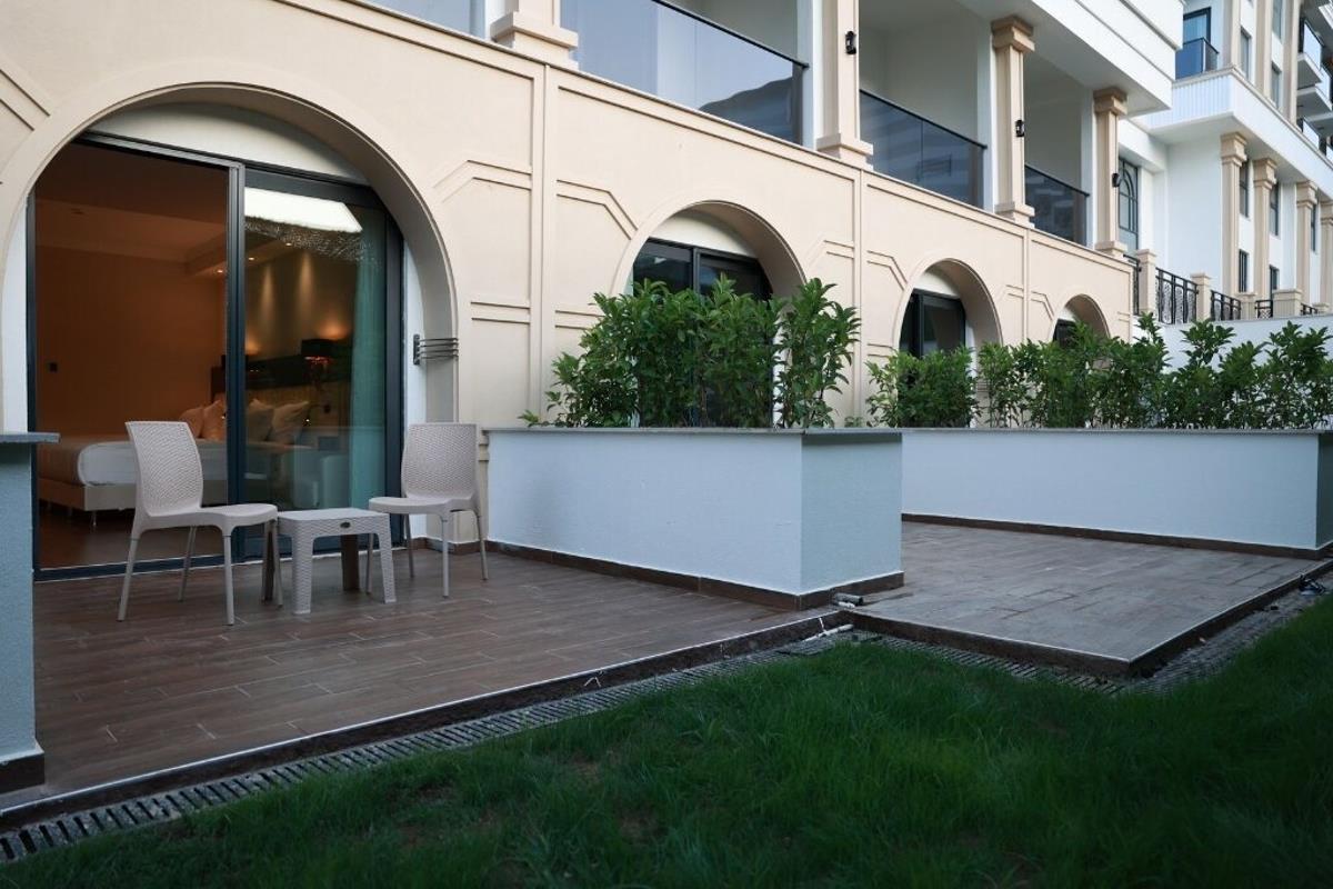 En fazla 4 yetişkin veya 3 yetişkin + 1 çocuk.