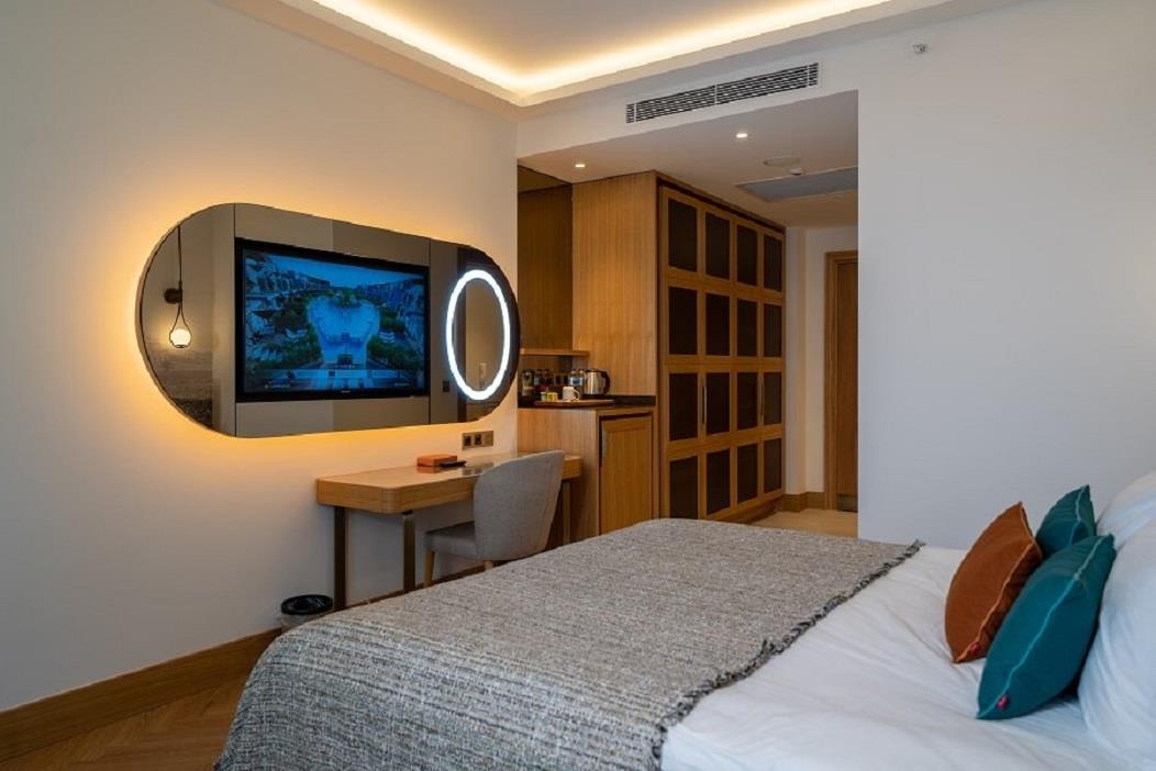 En fazla 3 yetişkin veya 2 yetişkin + 1 çocuk.