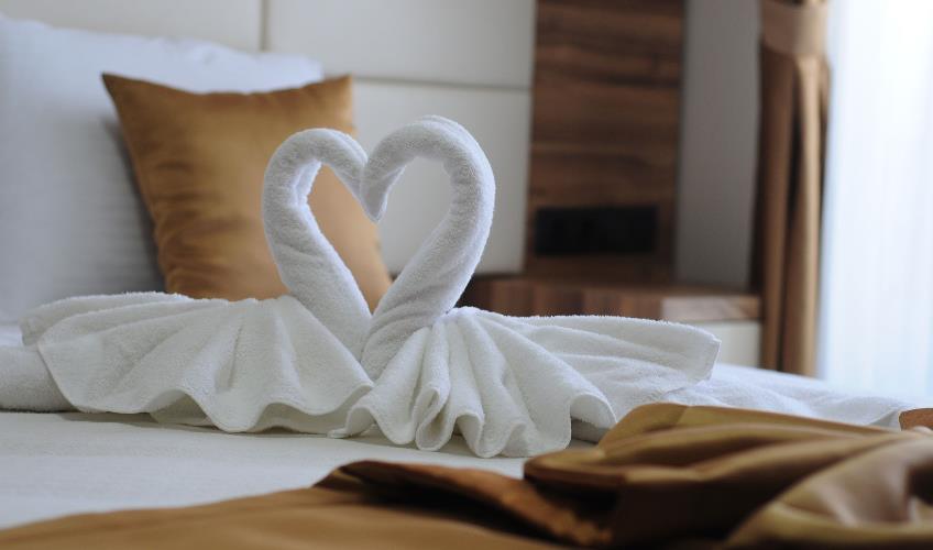 En fazla 2 yetişkin + 1 bebek (0-2 yaş) veya 1 yetişkin + 1 çocuk + 1 bebek (0-2 yaş).