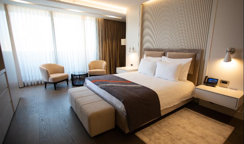 En fazla 2 yetişkin + 1 bebek (0-2 yaş).