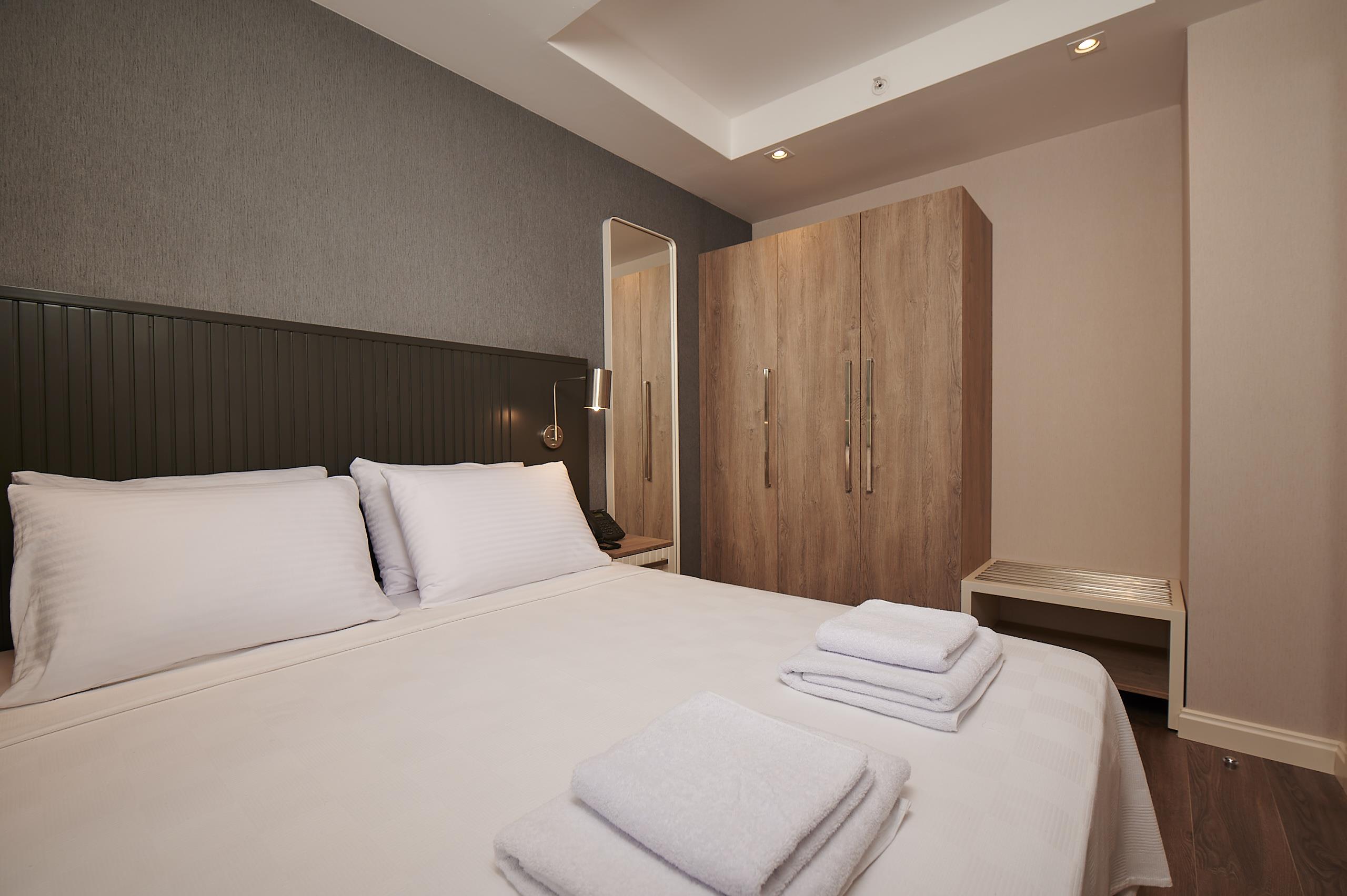 En fazla 4 yetişkin + 1 bebek (0-2 yaş).