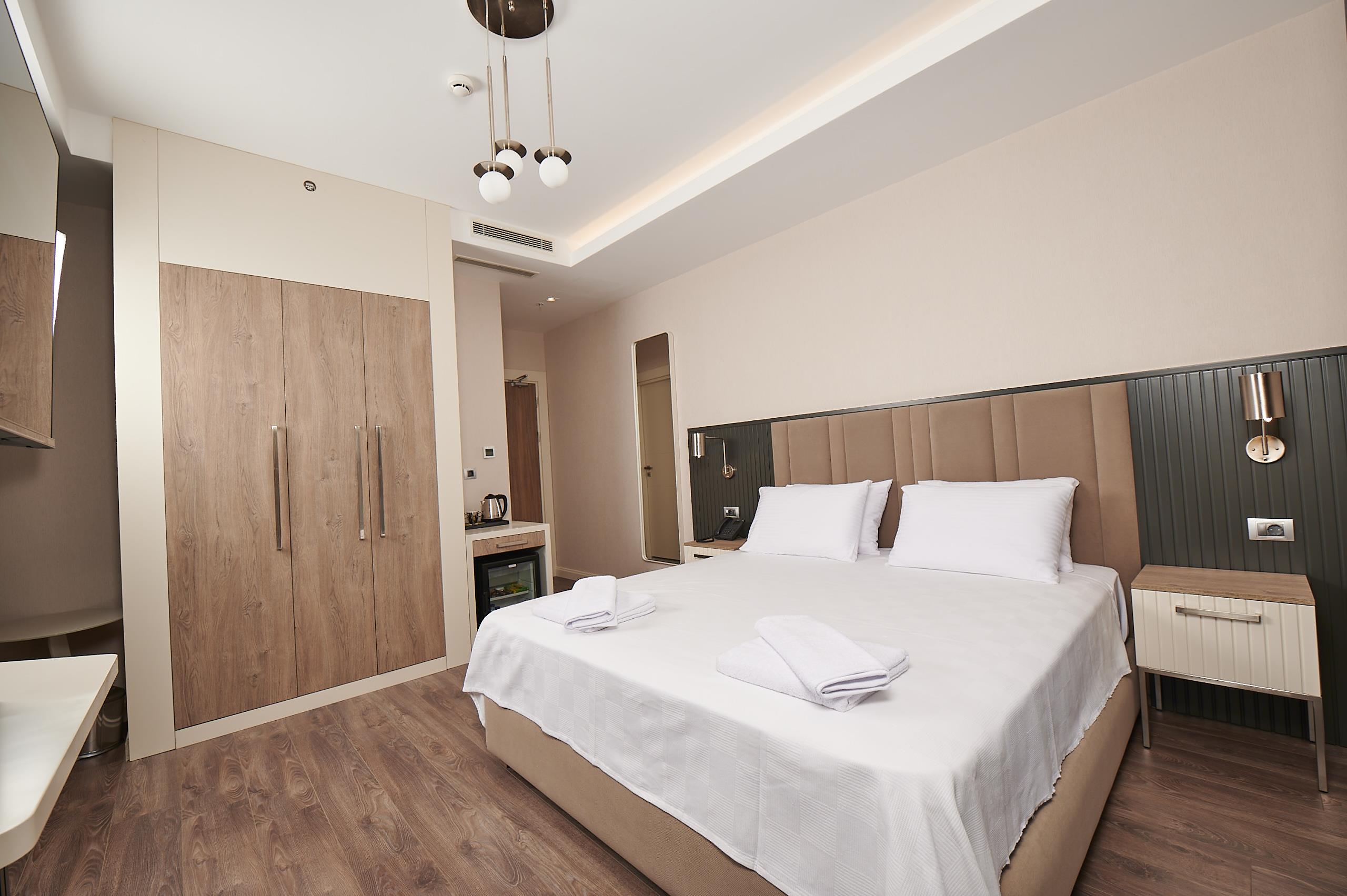 En fazla 2 yetişkin + 1 bebek (0-2 yaş).