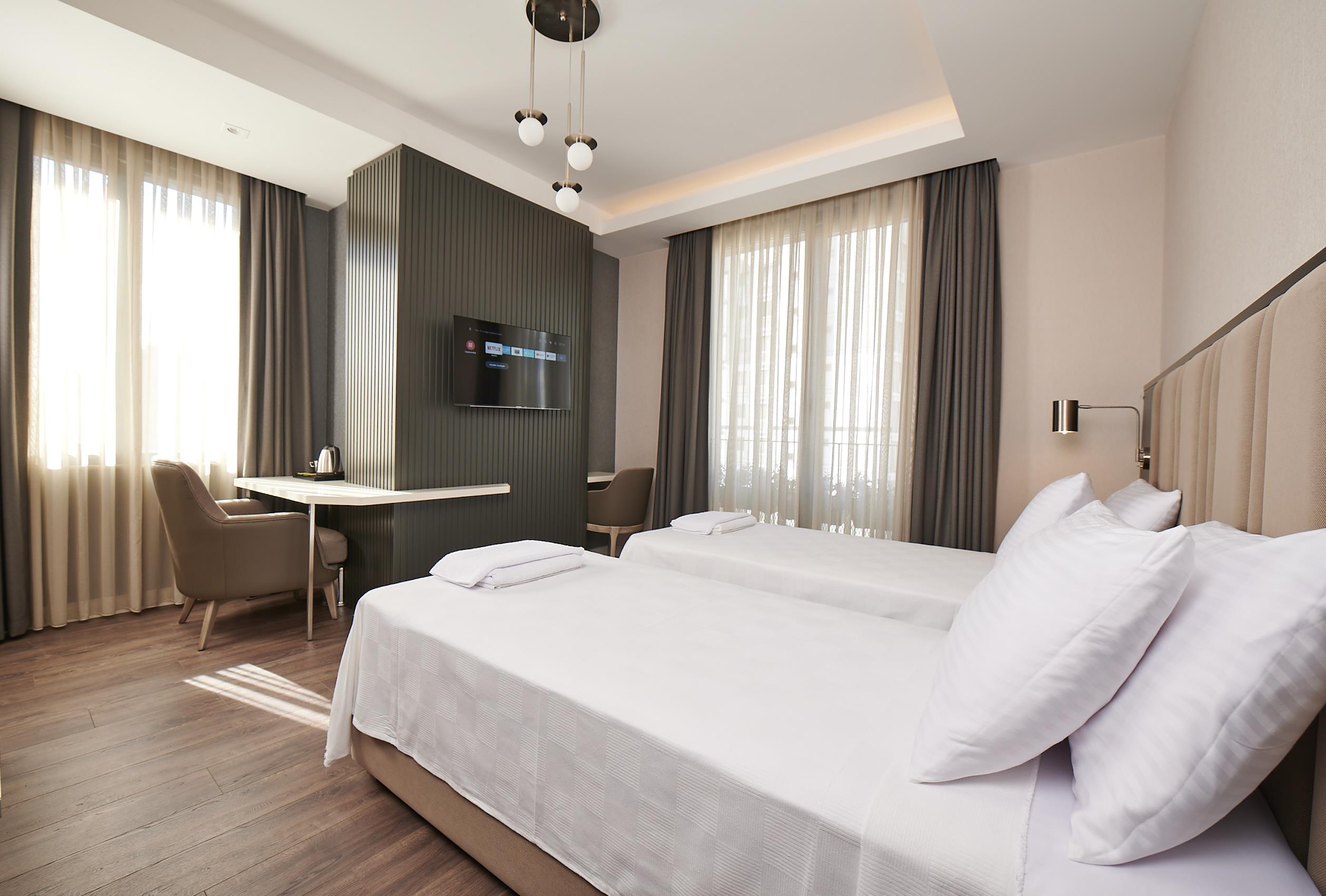 En fazla 2 yetişkin + 1 bebek (0-2 yaş).