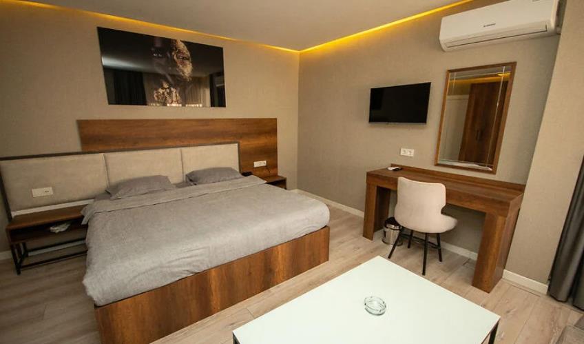 En fazla 2 yetişkin.