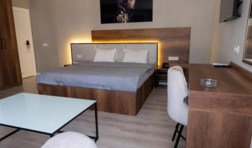 En fazla 2 yetişkin + 1 bebek (0-2 yaş).