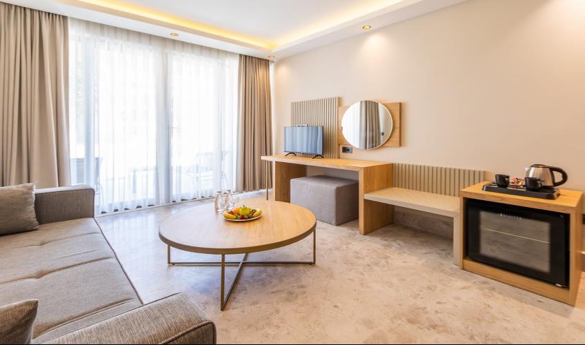 En fazla 3 yetişkin.