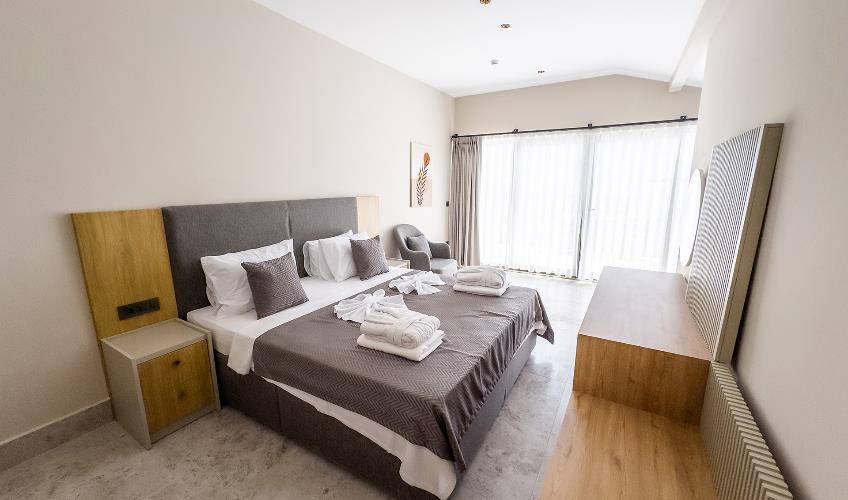 En fazla 3 yetişkin.