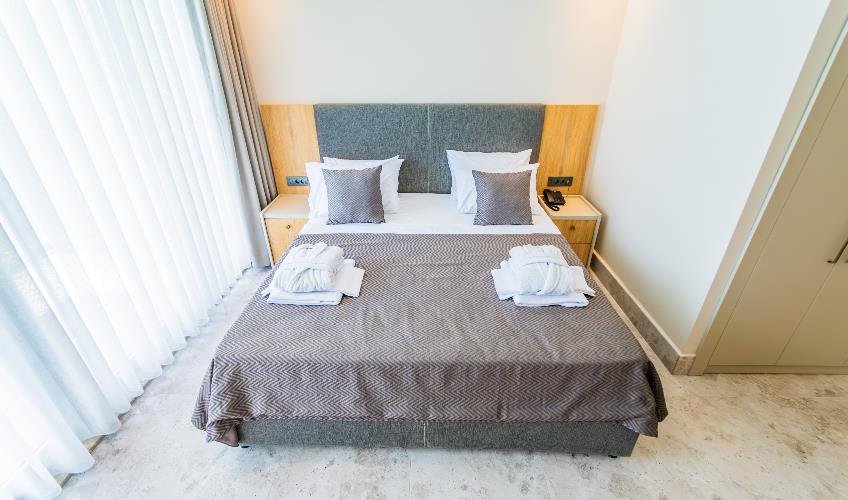 En fazla 3 yetişkin.